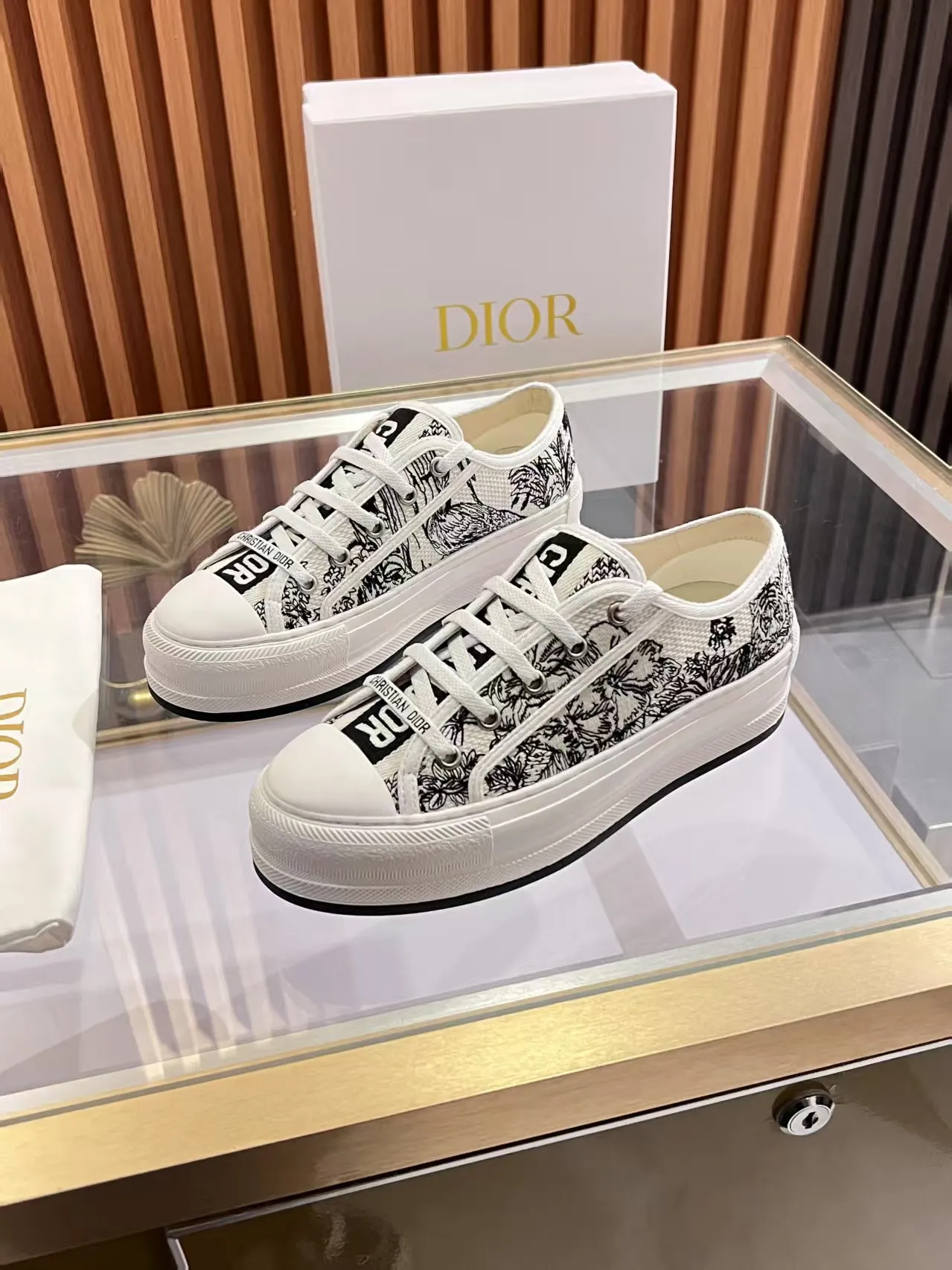 👟👟Ex-factory price 520👟👟 Walk‘n’Dior embroidered mid-top casual shoes are new in 2025. On the fashion stage, Dior embroidered shoes are the well-deserved protagonist. Delicate stitching is used on the upper, every stitch is devoted to the craftsman's efforts, and every thread is woven with artistic poetry. From complex floral patterns to smart geometric textures, embroidery is like the magic that gives shoes life, allowing them to show dynamic beauty even in static conditions.   Wearing Dior embroidered shoes feels like stepping into a dream world full of art. It is not only a pair of shoes, but also a walking piece of art that perfectly integrates fashion and culture. Whether you are strolling on the bustling city streets or attending important social occasions, Dior embroidered shoes can add unique charm to your style and become the focus of everyone's attention.   Choosing Dior embroidered shoes means choosing a persistent pursuit of quality and a unique understanding of fashion. Let it accompany you through every wonderful moment and leave your own fashion mark.  Material: Sheepskin lining, feet, silk cowhide, size 35-41, heel height 5cm